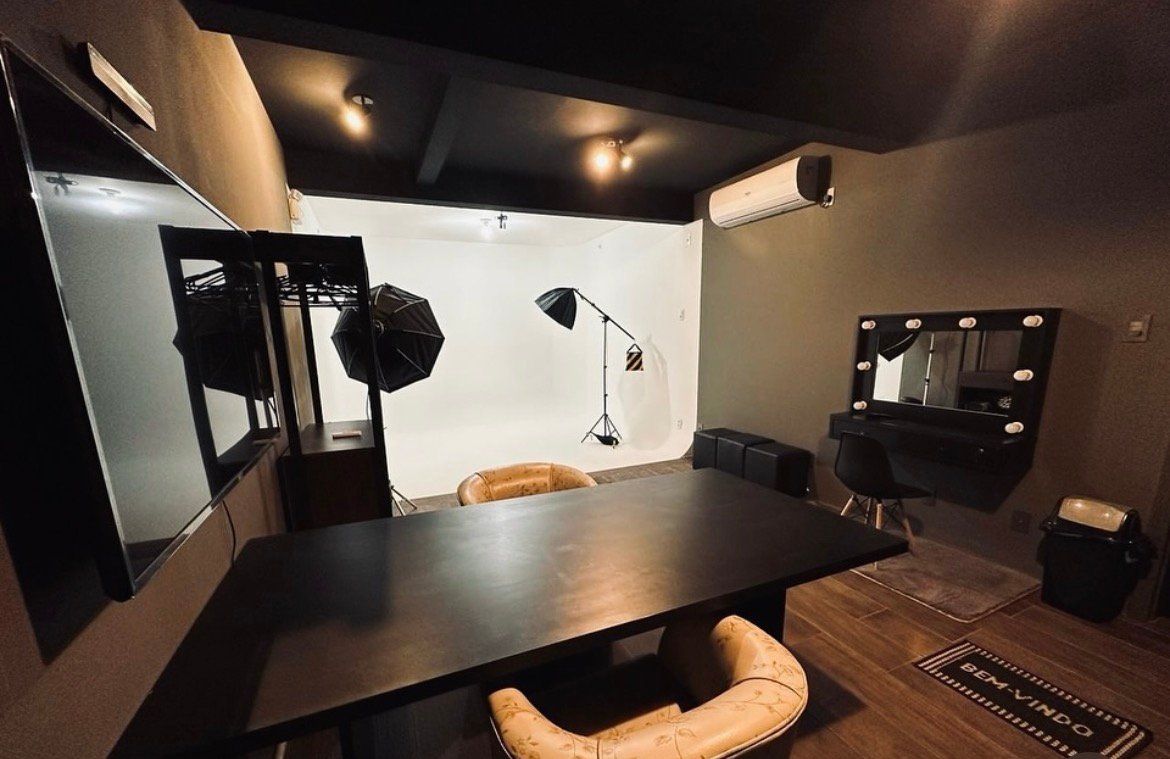 Recepção e sala de espera com fundo infinito ao fundo