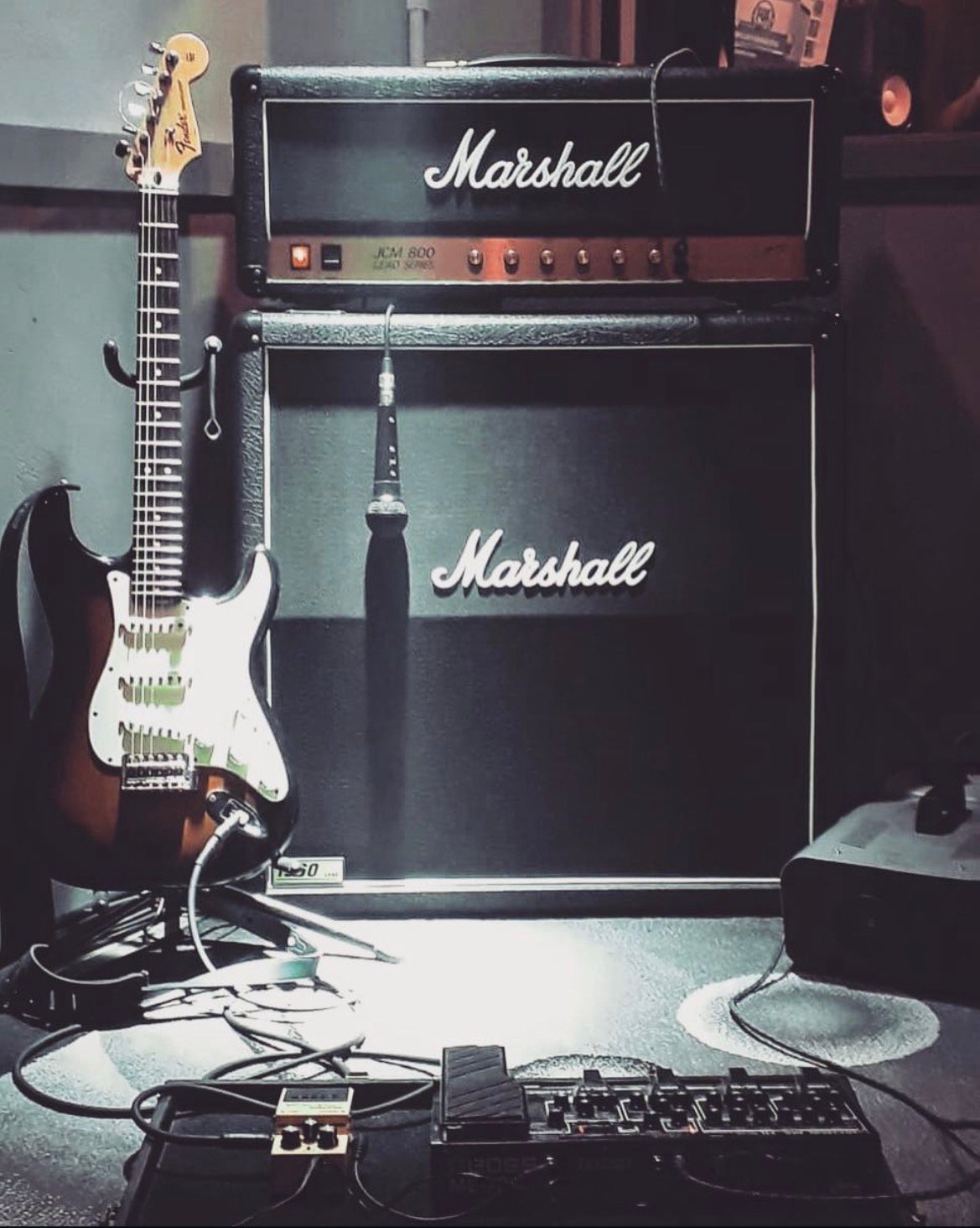 Guitarra e amplificador Marshall na sala de ensaio