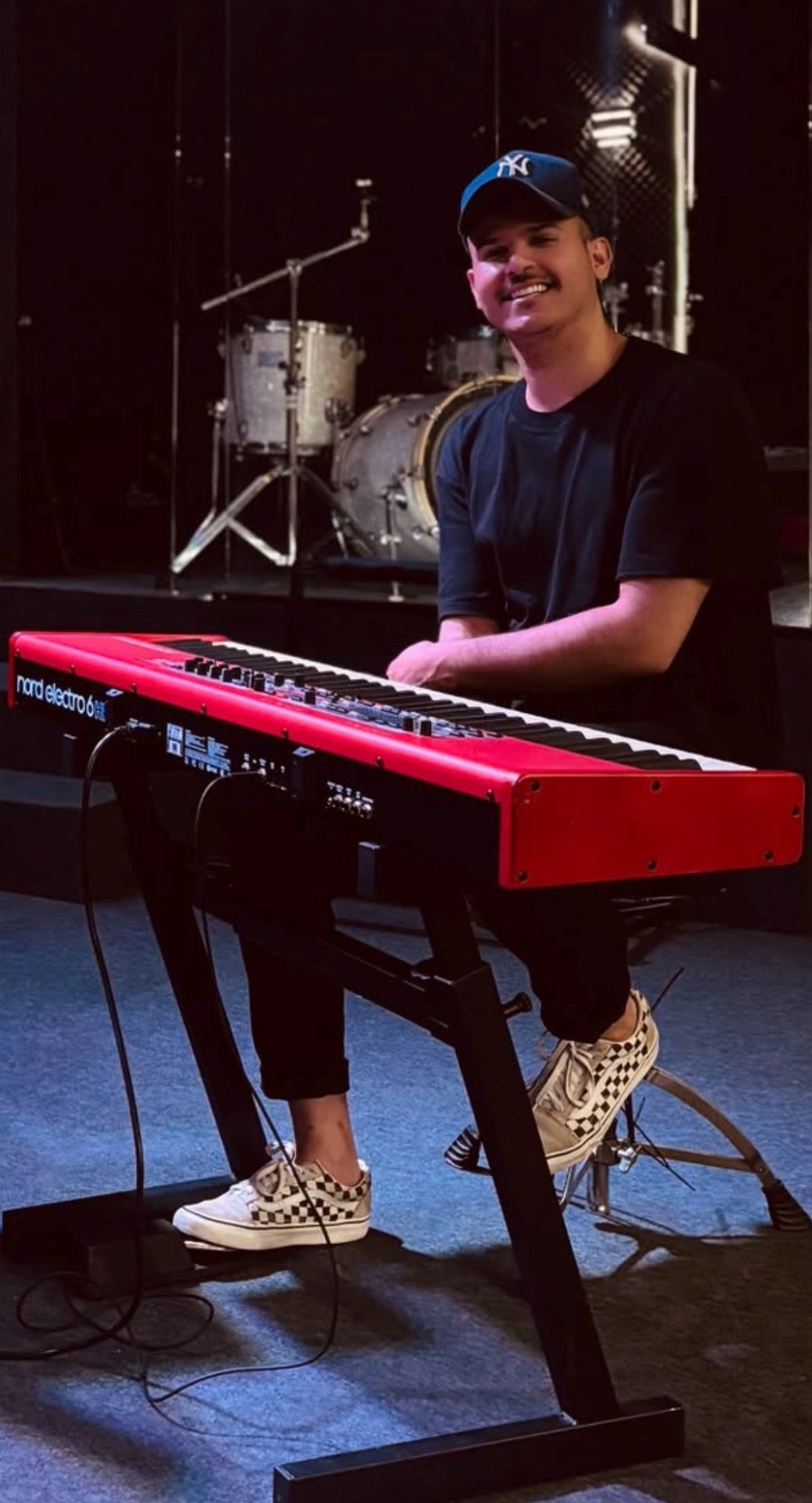 Samuel Nonato — Diretor musical, produtor musical, cantor, músico e multi-instrumentista